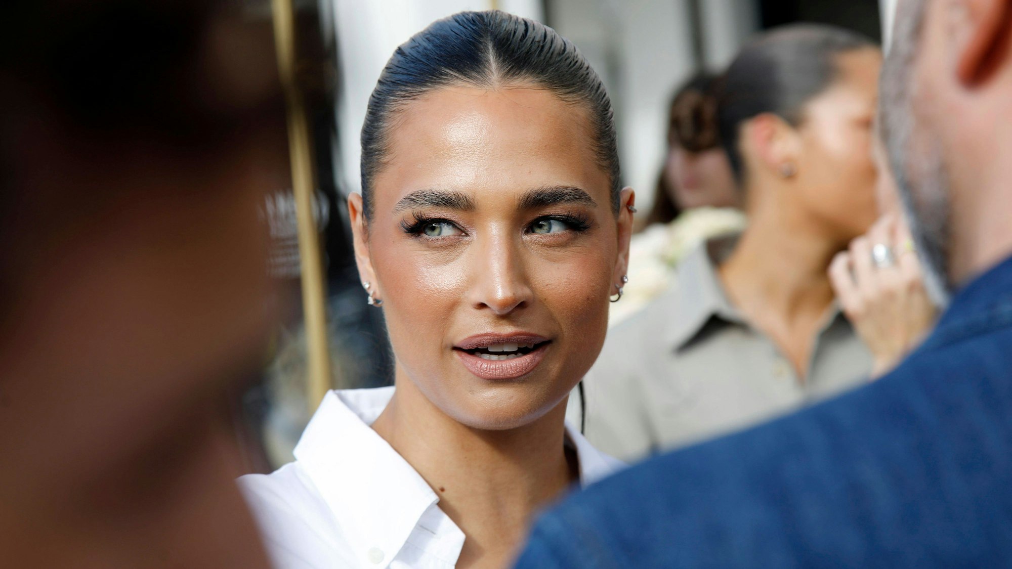 Amira Aly im weißen Hemd