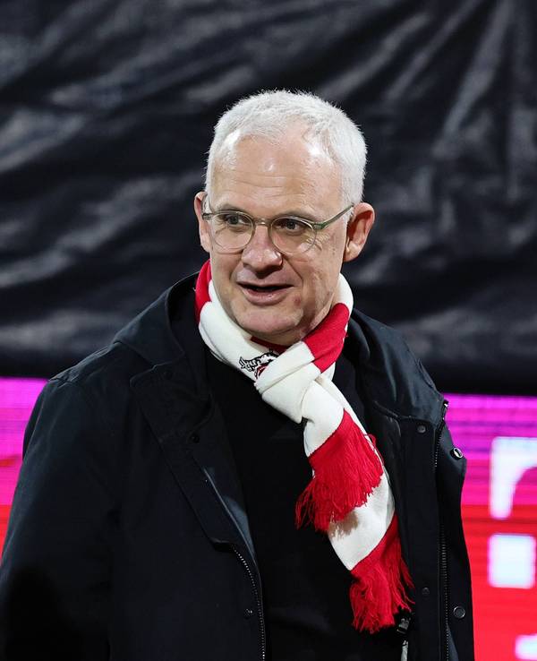 Kölns Stadionsprecher Michael Trippel (li.) im Gespräch mit Vizepräsident Jörg Alvermann am 22. November 2025.