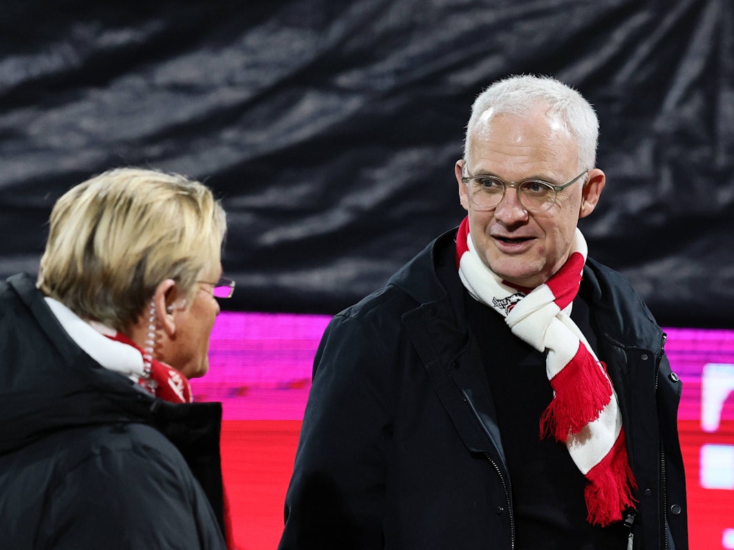 Kölns Stadionsprecher Michael Trippel (li.) im Gespräch mit Vizepräsident Jörg Alvermann am 22. November 2025.