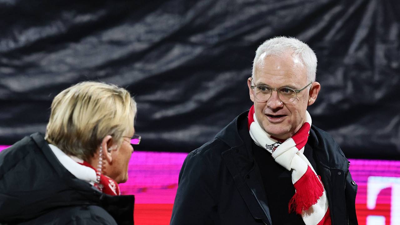 Kölns Stadionsprecher Michael Trippel (li.) im Gespräch mit Vizepräsident Jörg Alvermann am 22. November 2025.