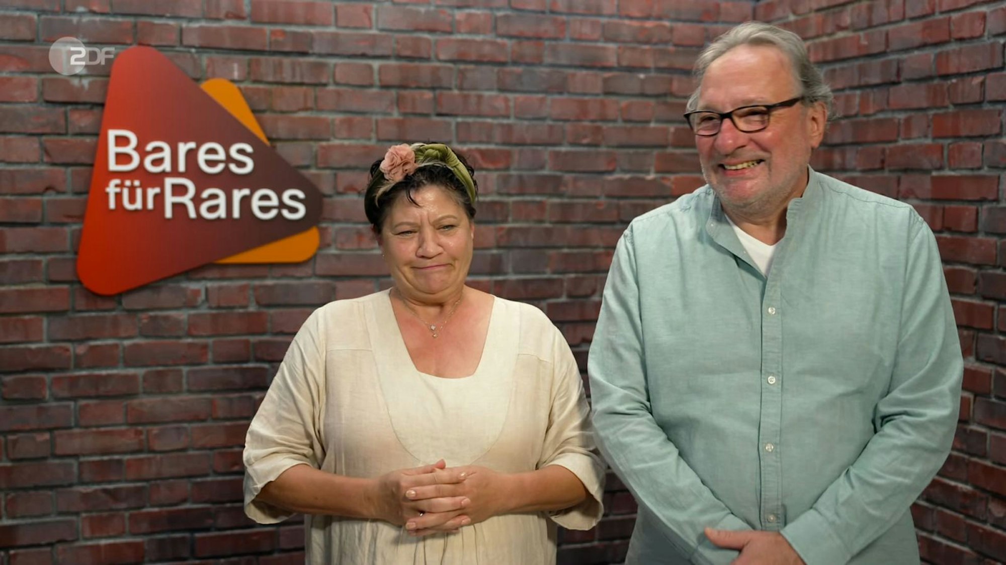 „Das passt so gar nicht in unseren Wohnraum“, erklärt Verkäuferin Sabine über die Bronze-Statue. (Bild: ZDF)