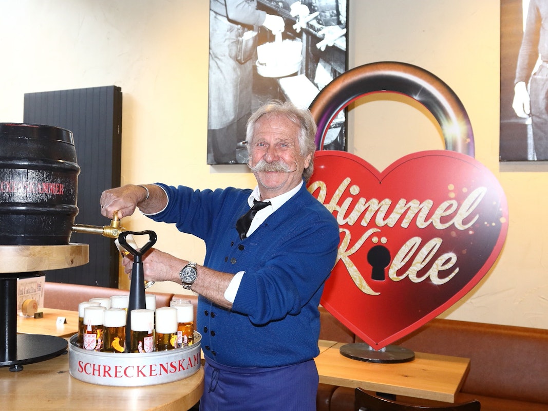 Henning Krautmacher zapft einen Kölsch-Kranz.