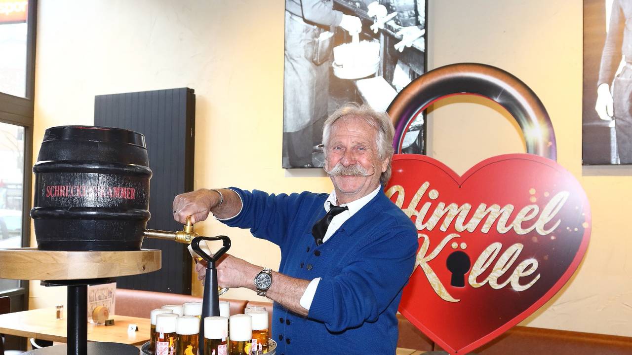 Henning Krautmacher zapft einen Kölsch-Kranz.