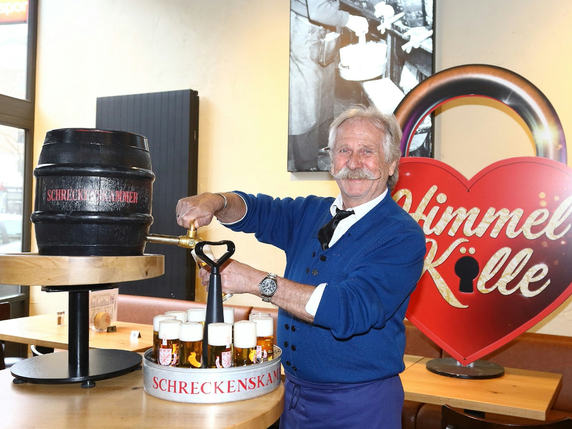 Henning Krautmacher zapft einen Kölsch-Kranz.