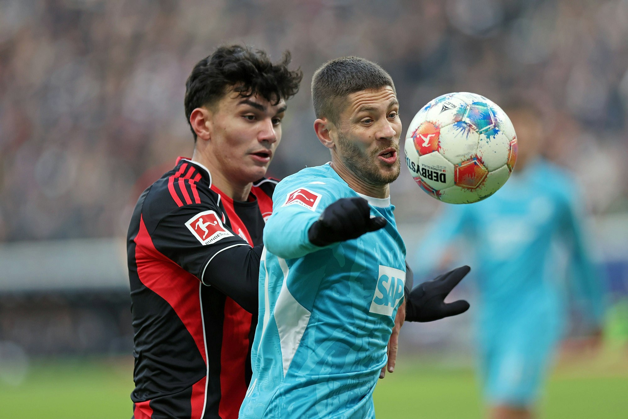Uzun (l.) im Zweikampf mit Kramaric