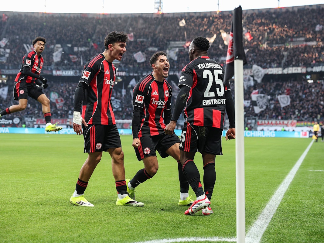 Fußballer Can Uzun und Kollegen jubeln im Stadion.