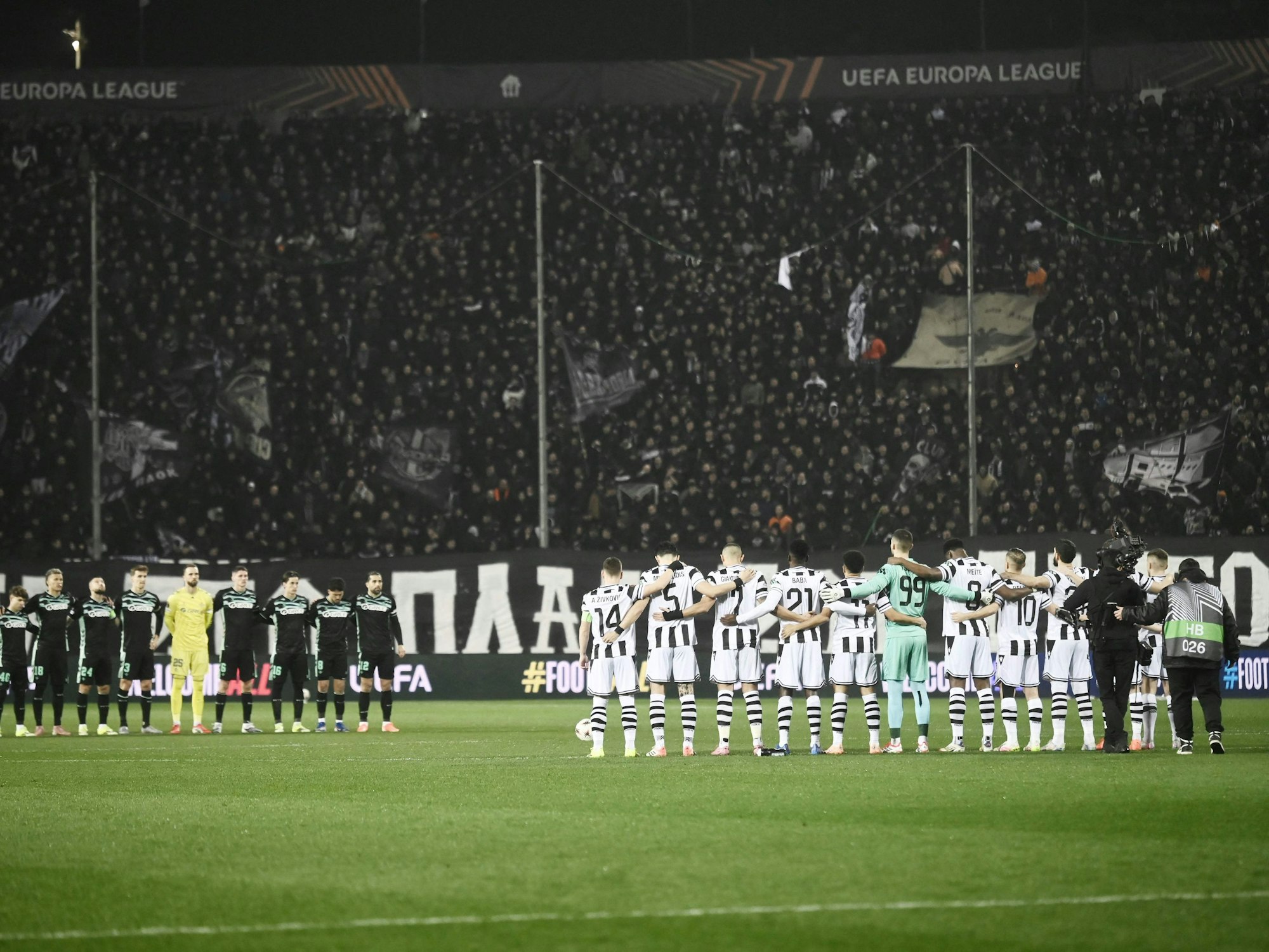 Am 22. Januar hielten die Spieler von Real Betis und PAOK Saloniki eine Schweigeminute für die Opfer des Zug-Unfalls in Spanien ab. Jetzt ereignete sich eine Tragödie um Fans der Griechen.