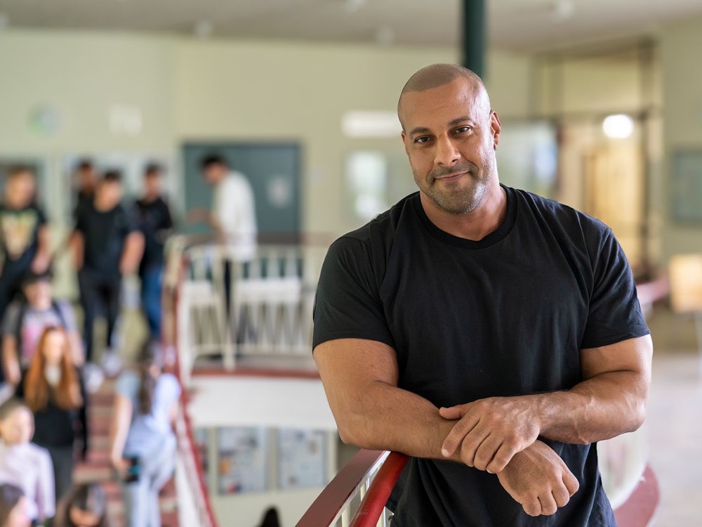 Lehrer Reff wuchs mit Depressionen im Elternhaus auf. Er kämpfte sich gegen alle Widerstände zum Abitur und durch das Studium. Heute ist er Lehrer. (Bild: ZDF/Johannes Kramer, Honorarfrei)