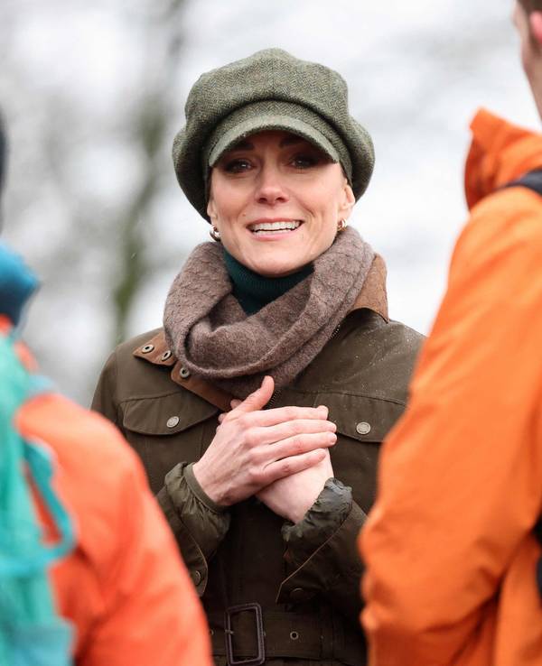 Prinzessin Kate unterhält sich.