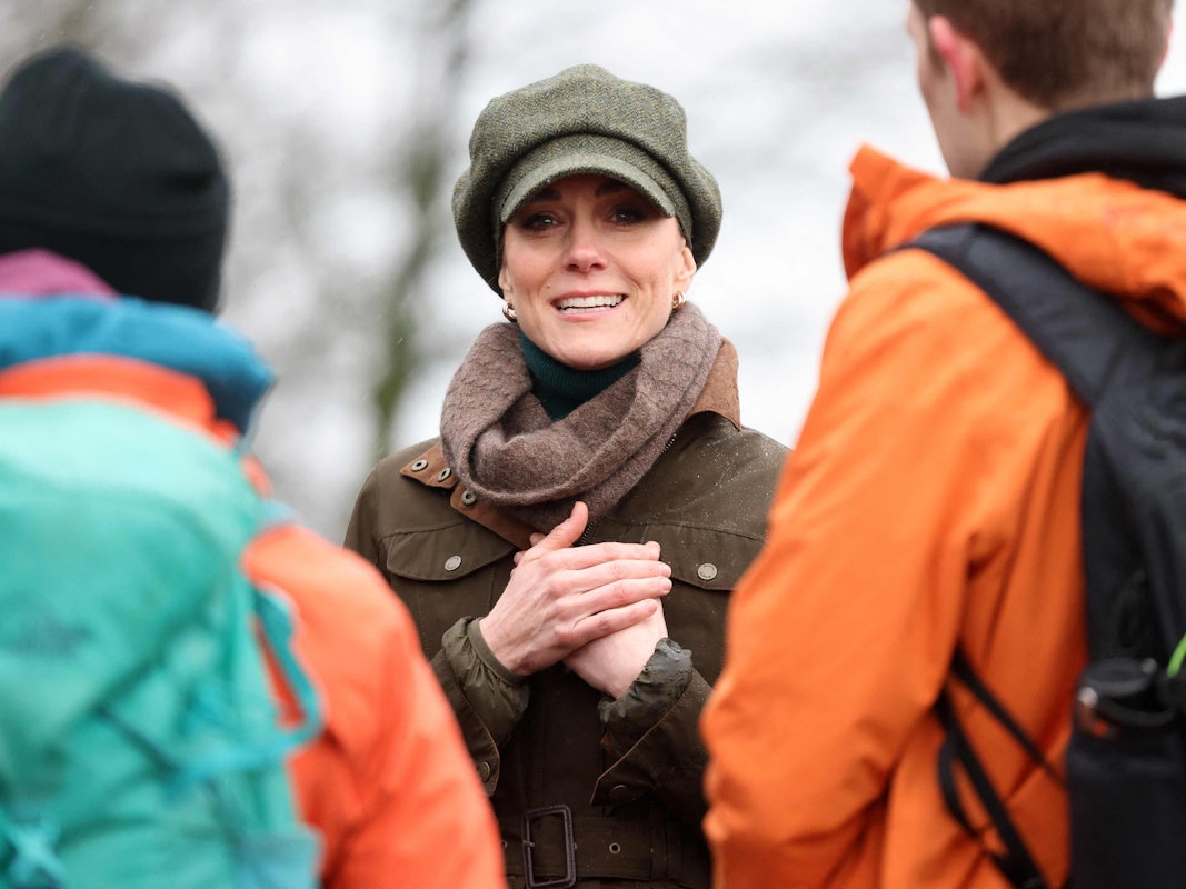 Prinzessin Kate unterhält sich.