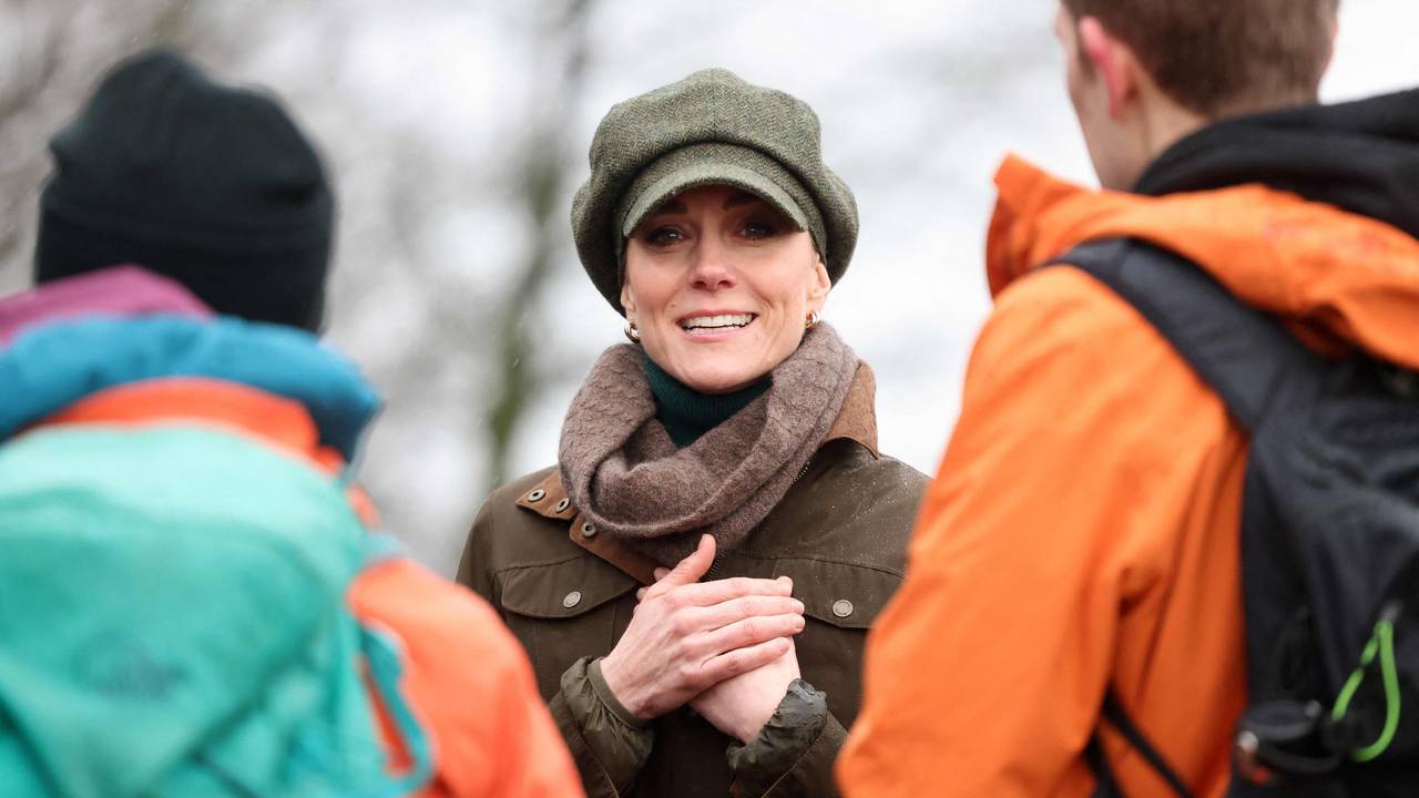 Prinzessin Kate unterhält sich.