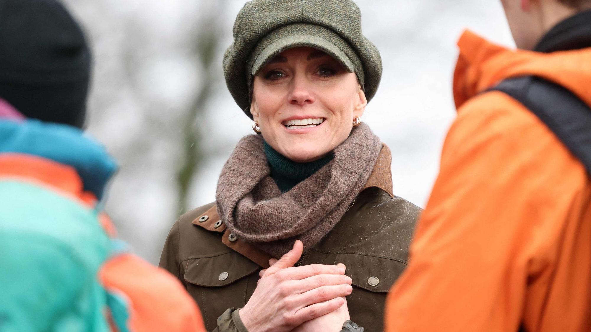Prinzessin Kate unterhält sich.