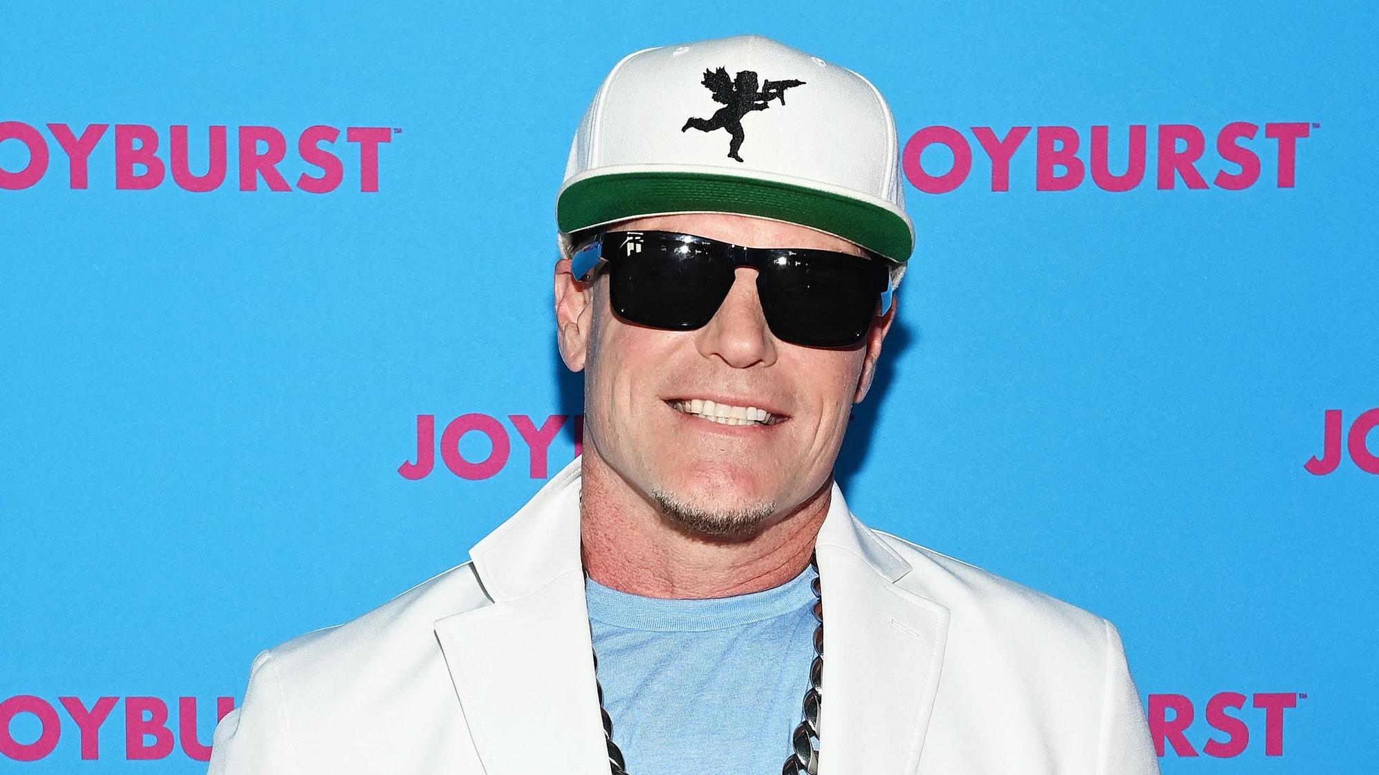 Vanilla Ice lacht.