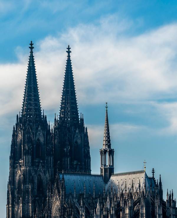 Der Kölner Dom bei strahlend-blauem Himmel