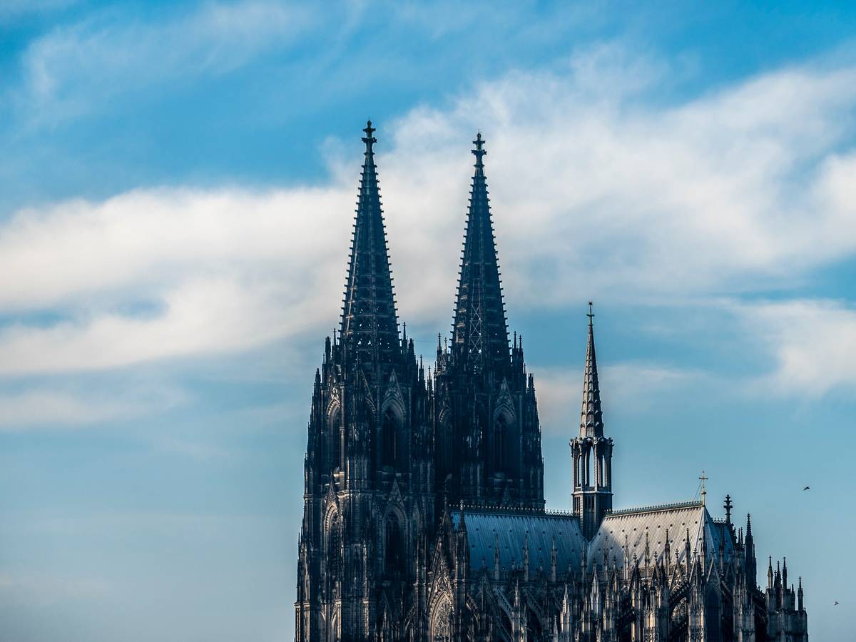 Der Kölner Dom bei strahlend-blauem Himmel