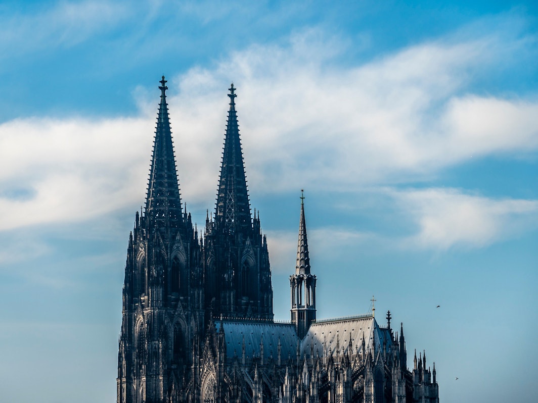 Über dem Dom aufziehende Wolken deuten einen Wetterwechsel an.