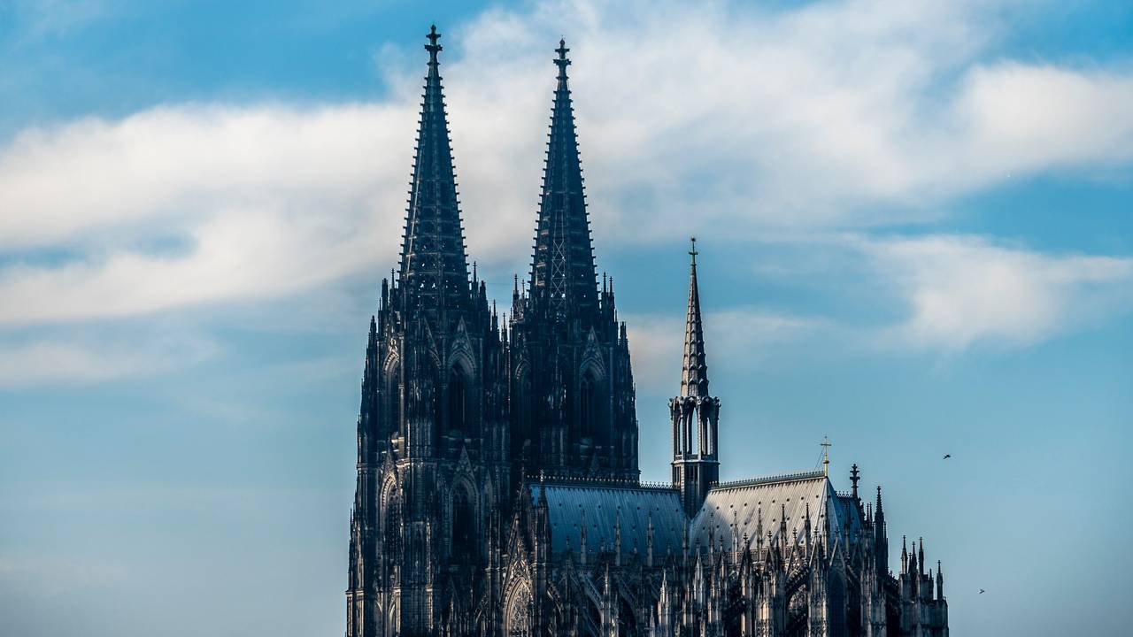 Der Kölner Dom bei strahlend-blauem Himmel