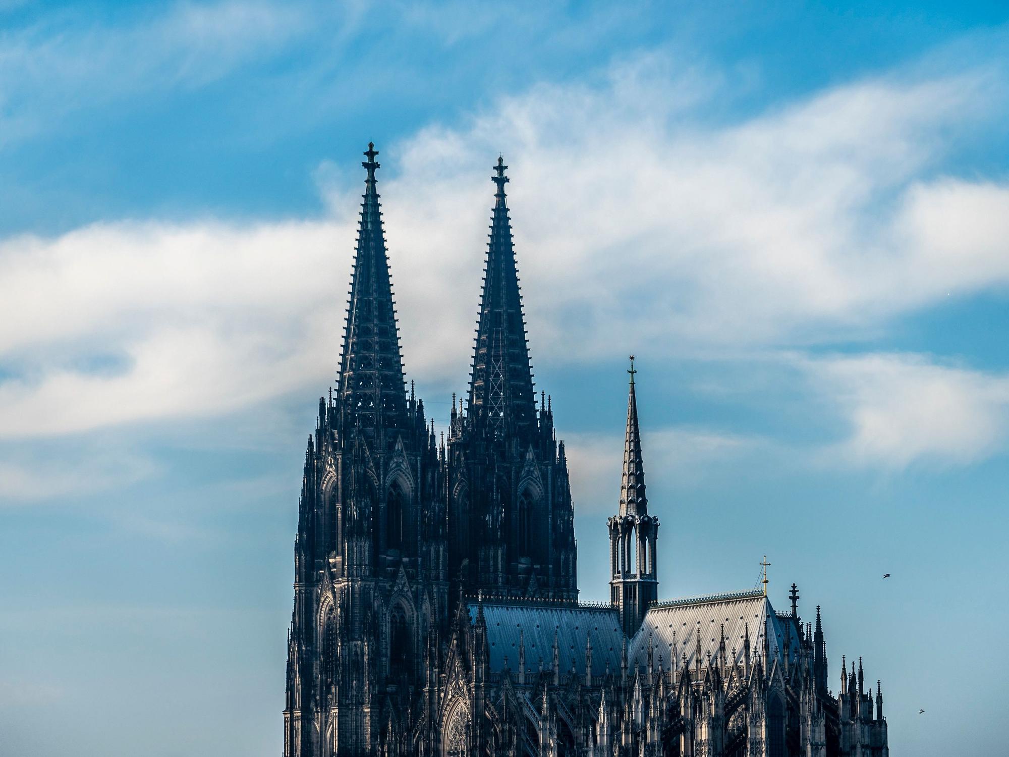 Über dem Dom aufziehende Wolken deuten einen Wetterwechsel an.