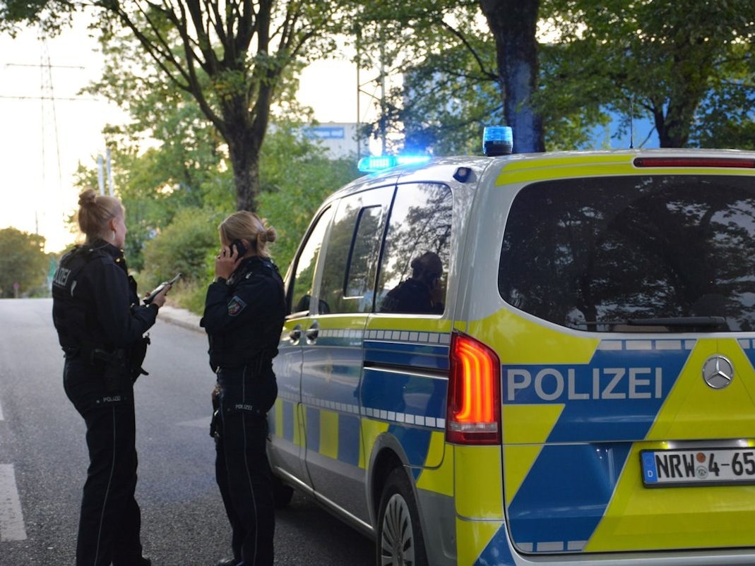 Ein Polizeifahrzeug im Einsatz.
