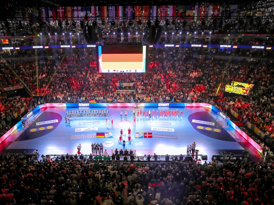 Blick in die Lanxess-Arena bei einem Deutschland-Spiel während der Handball-EM.