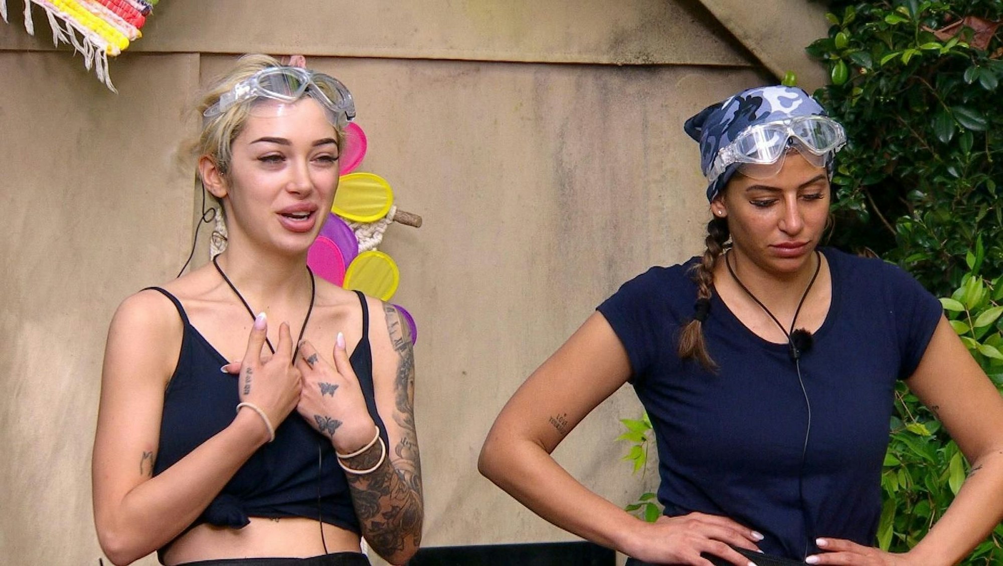 Ariel beleidigt Eva als „Schmutz“. Wird aber selbst zu diesem zurückkehren. Denn auch die morgige Prüfung spielt sich in Gematsche und Getier ab - und mit Ariel! (Bild: RTL)