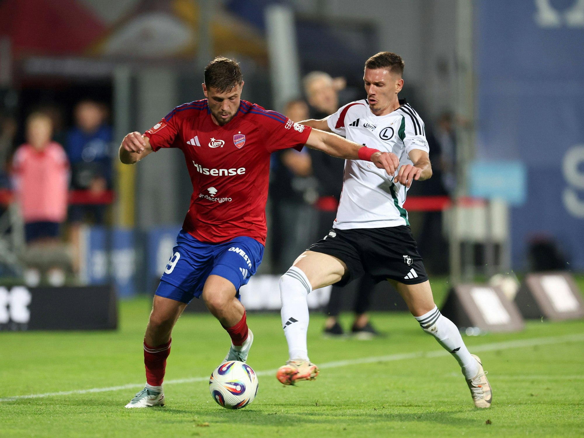 Imad Rondic im Zweikampf mit einem Gegenspieler.