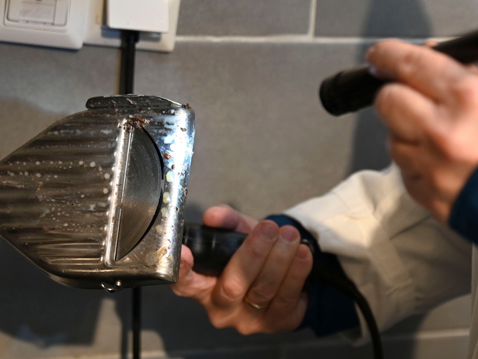 Ein Lebensmittelkontrolleur begutachtet bei einer Kontrolle in einem Imbiss in Stuttgart ein Dönermesser. (Symbolfoto)