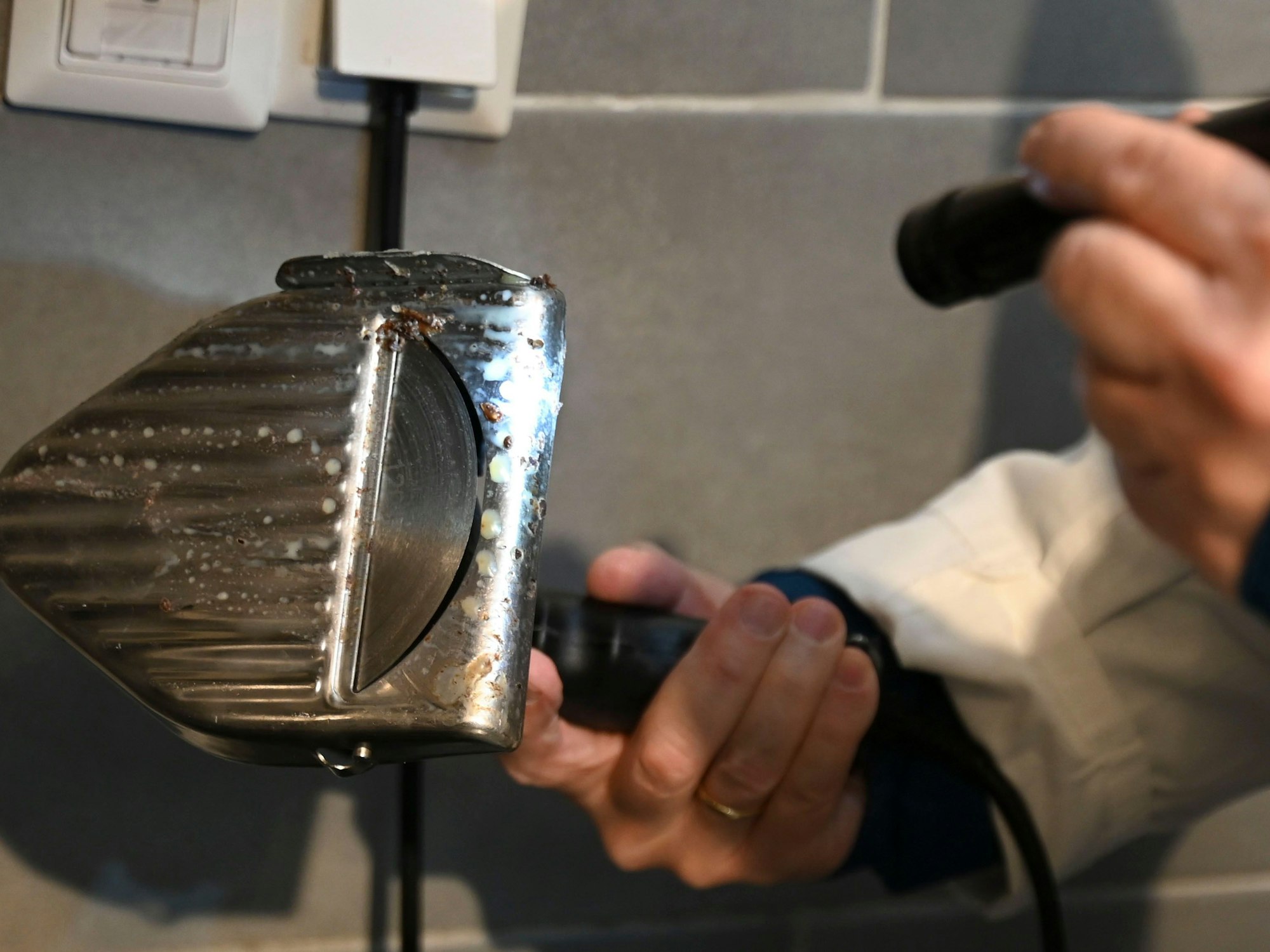 Ein Lebensmittelkontrolleur begutachtet bei einer Kontrolle in einem Imbiss in Stuttgart ein Dönermesser. (Symbolfoto)