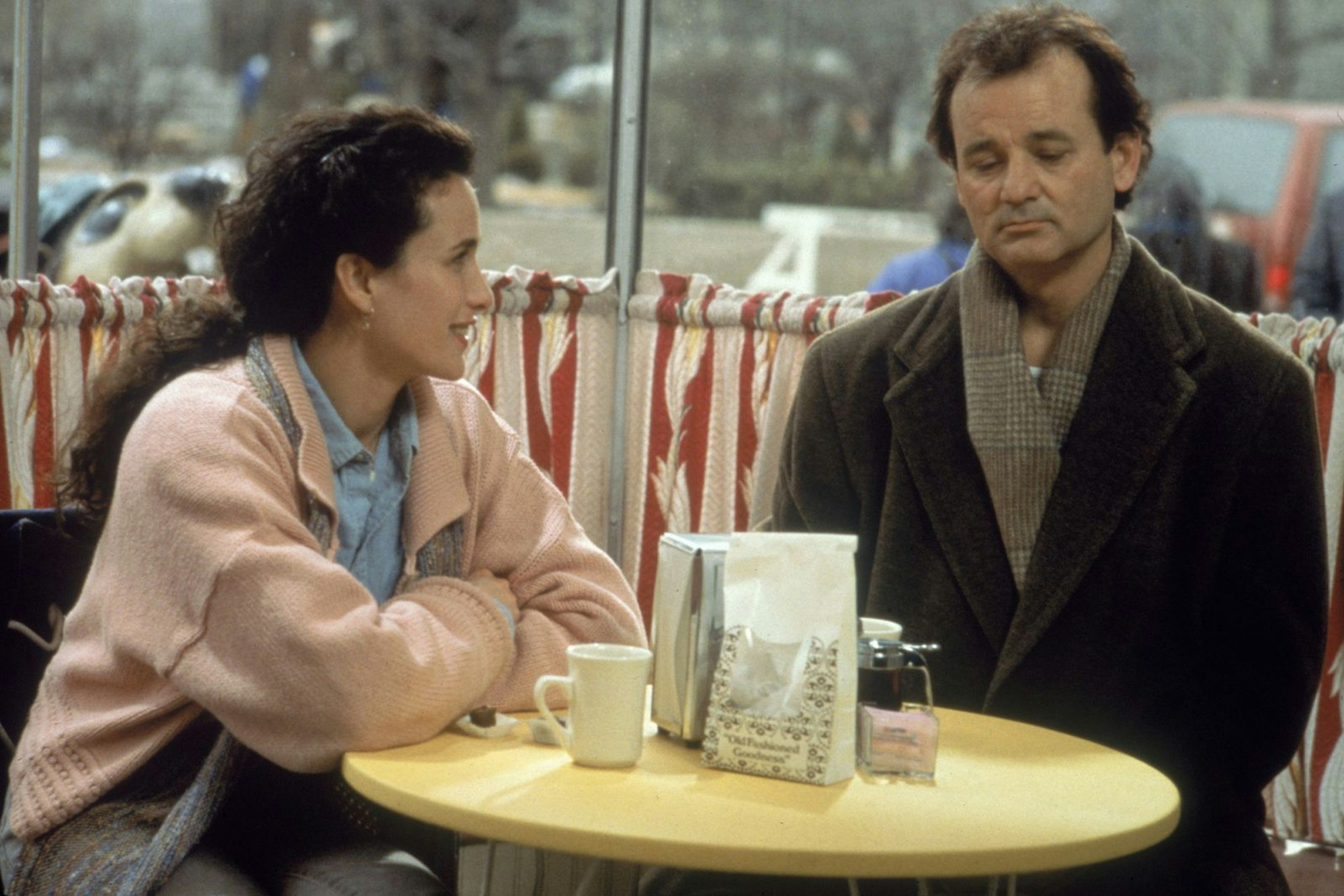 Phil (Bill Murray) ist am Ende. Der 2. Februar lässt ihn nicht mehr los. Rita (Andie MacDowell) ahnt nicht, was ihrem Kollegen widerfahren ist. (Bild: ZDF/© Columbia Pictures Industries, Inc. All Rights Reserved.)