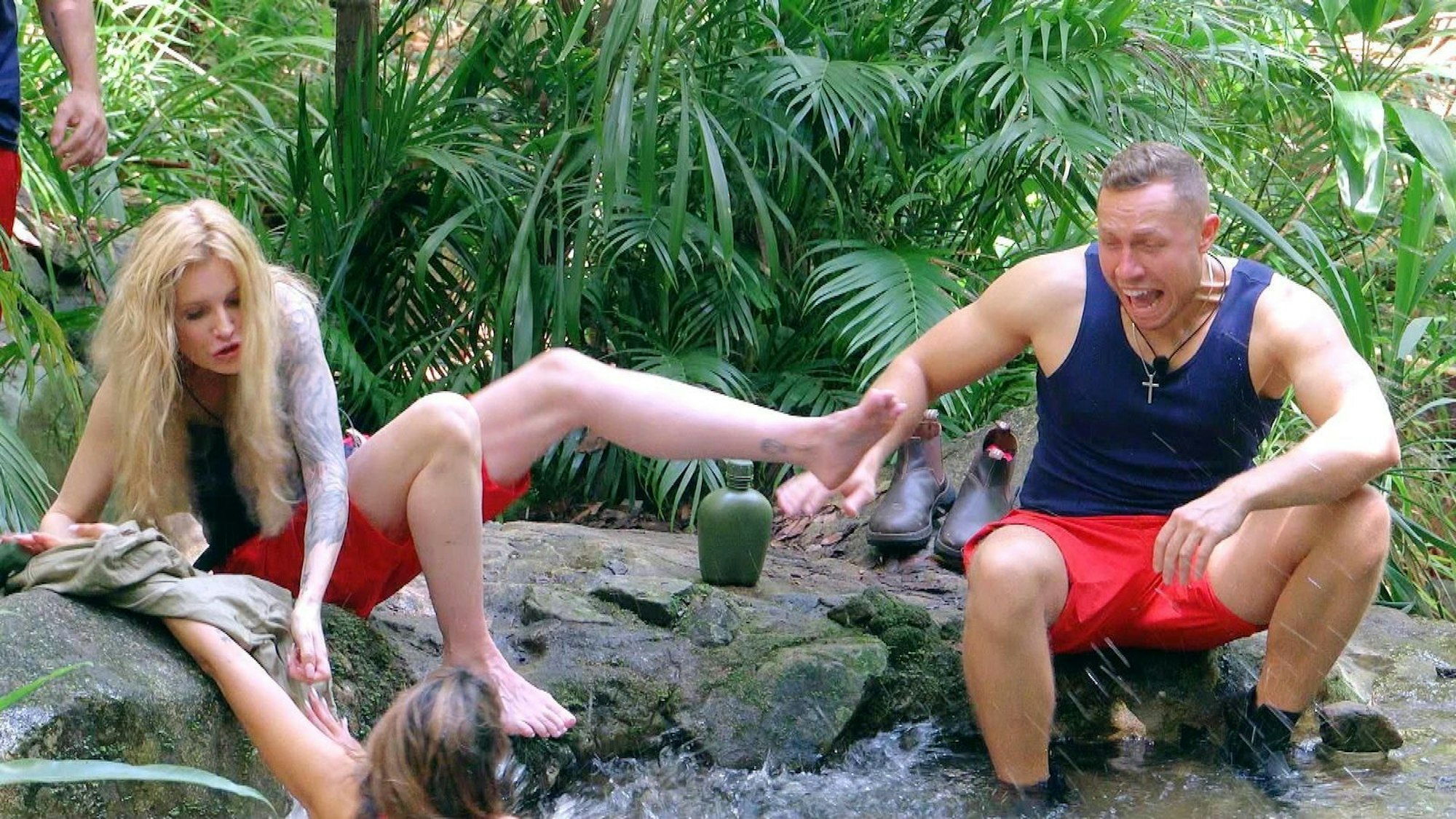 „Hoffentlich falle ich nicht“, sagte Eva Benetatou noch - und rutschte sofort aus und plumpste in den Dschungelweiher. Aber: nix Ernstes passiert. (Bild: RTL)