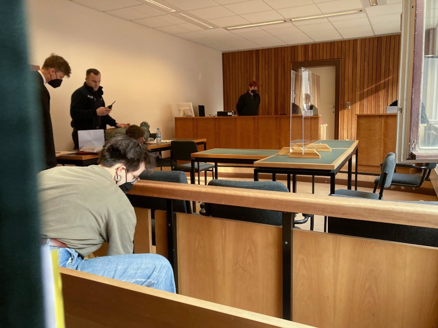 Henning Jeschke und weitere Personen im Gerichtssaal