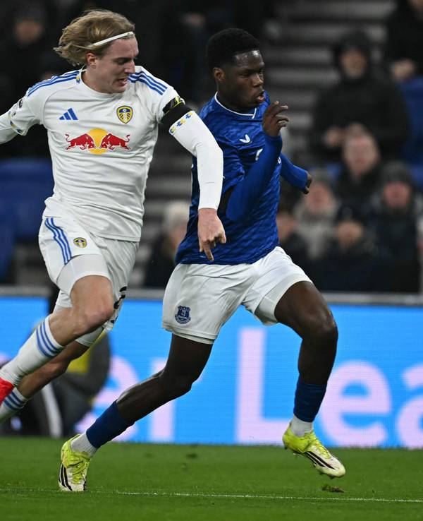 Sebastiaan Bornauw im Duell mit Thierno Barry.