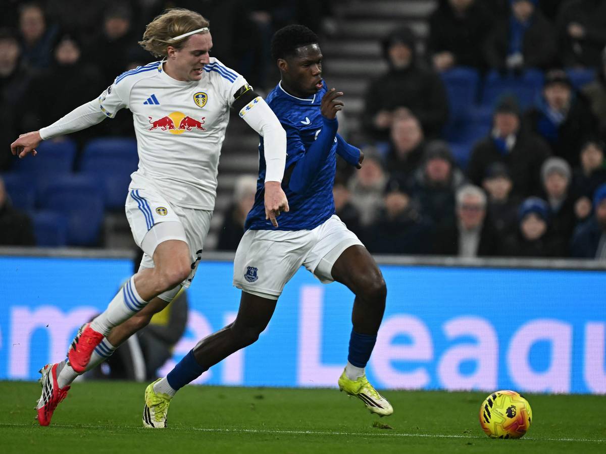 Sebastiaan Bornauw im Duell mit Thierno Barry.