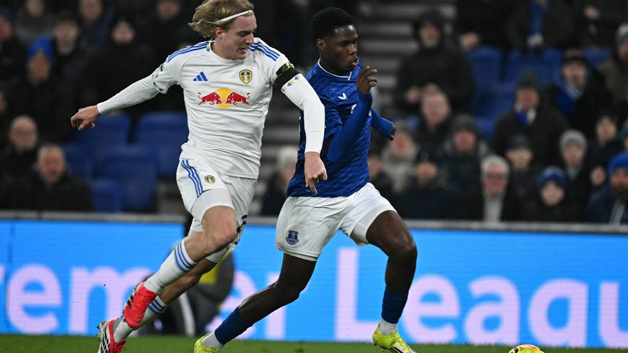 Sebastiaan Bornauw im Duell mit Thierno Barry.