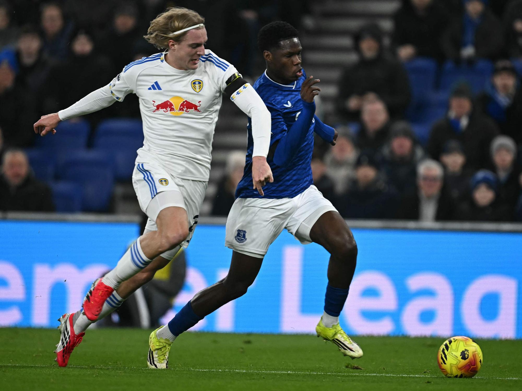 Sebastiaan Bornauw im Duell mit Thierno Barry.