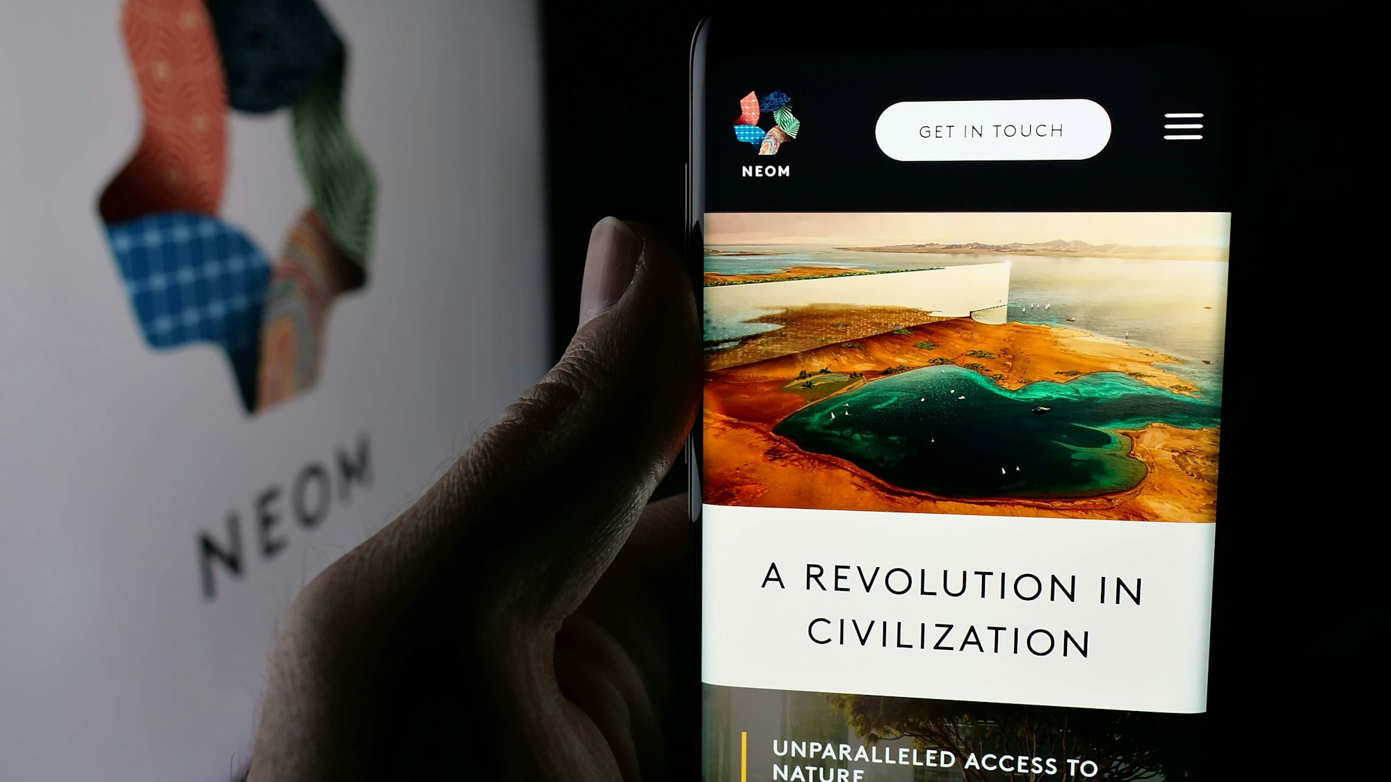 Hand hält Smartphone mit Bild auf Bildschirm