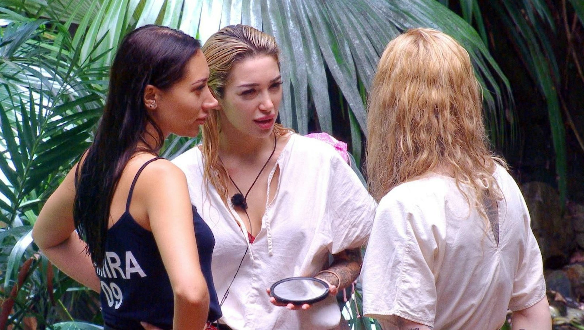 Girlstalk. Ariel und Samira fragten Mirja du Mont über ihre Ehe mit Sky du Mont aus. Aber Mirja blieb Ehrenfrau und wusch keinerlei schmutzige Wäsche. (Bild: RTL)