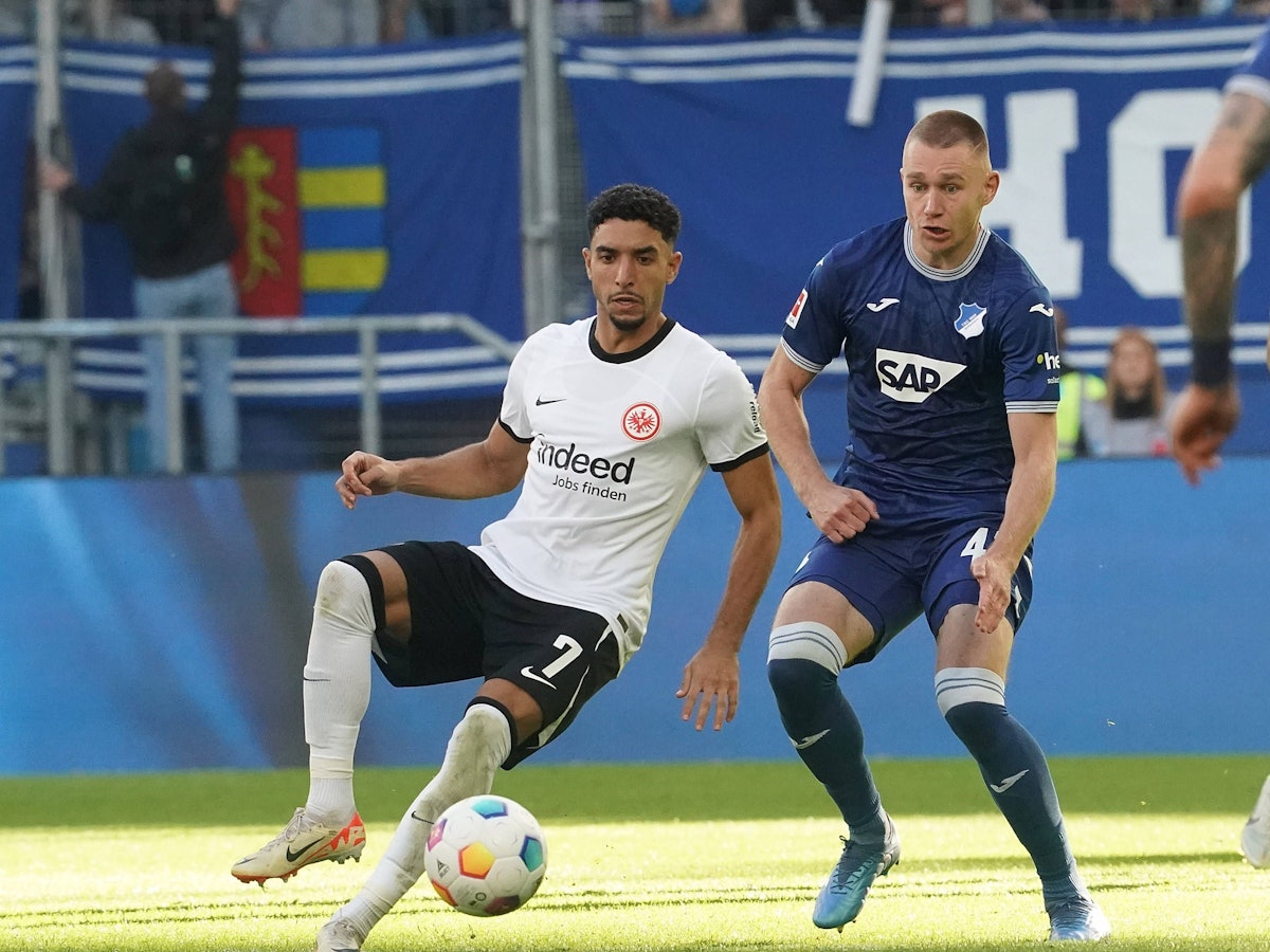 Attila Szalai im Zweikampf mit Frankfurts Omar Marmoush.