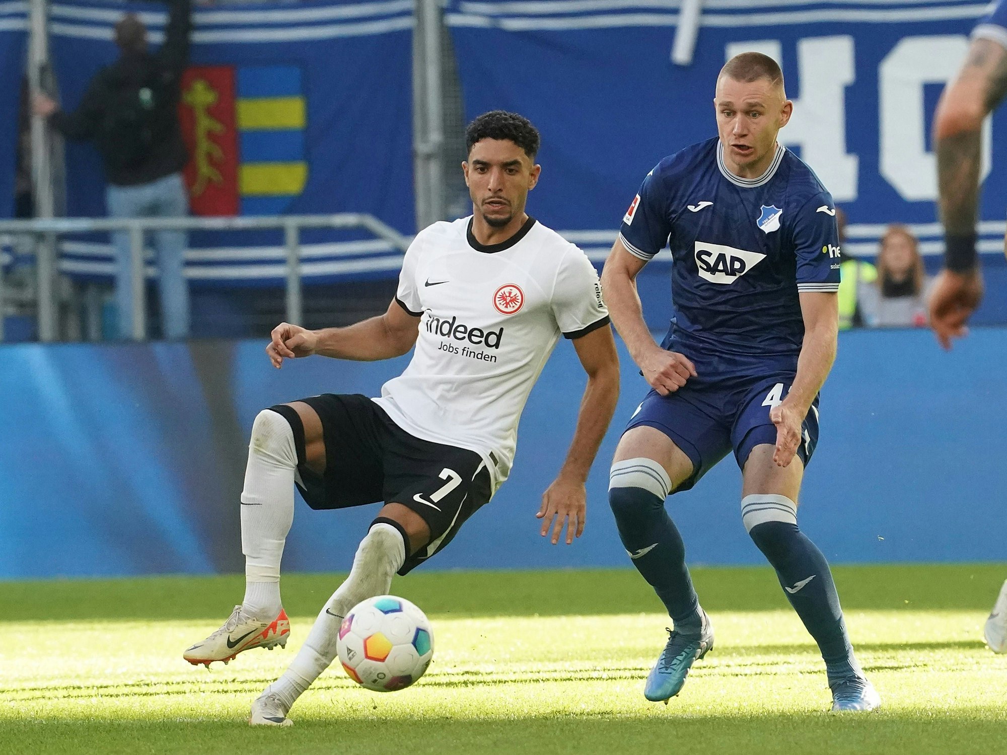 Attila Szalai im Zweikampf mit Frankfurts Omar Marmoush.