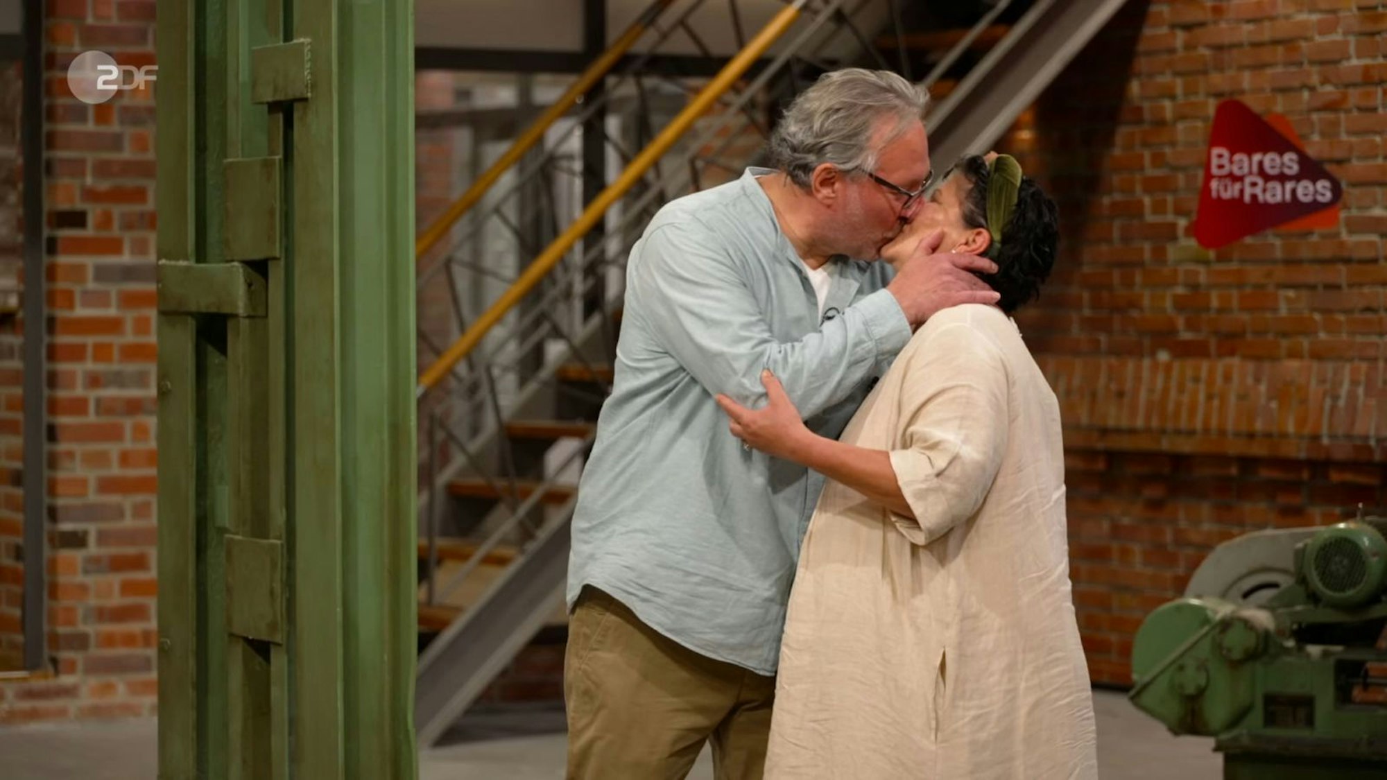 Der Kuss des Paares wurde von den Händlern mit „Ooh!“-Rufen und Applaus quittiert. (Bild: ZDF)