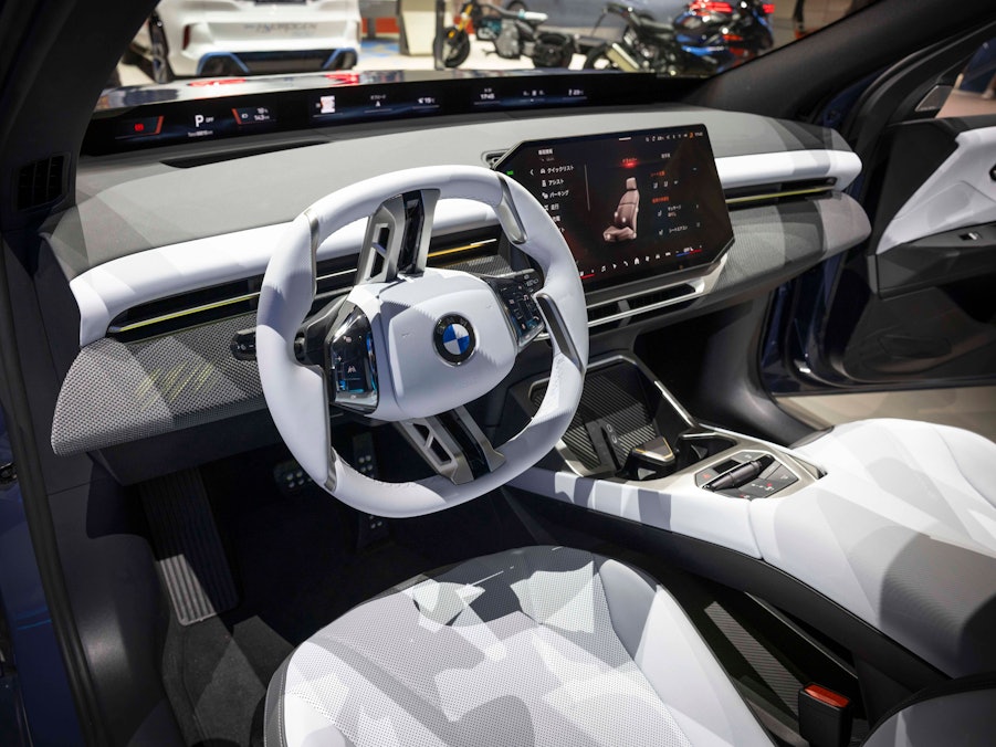 Moderne Armaturenbrett und Lenkrad eines Fahrzeugs