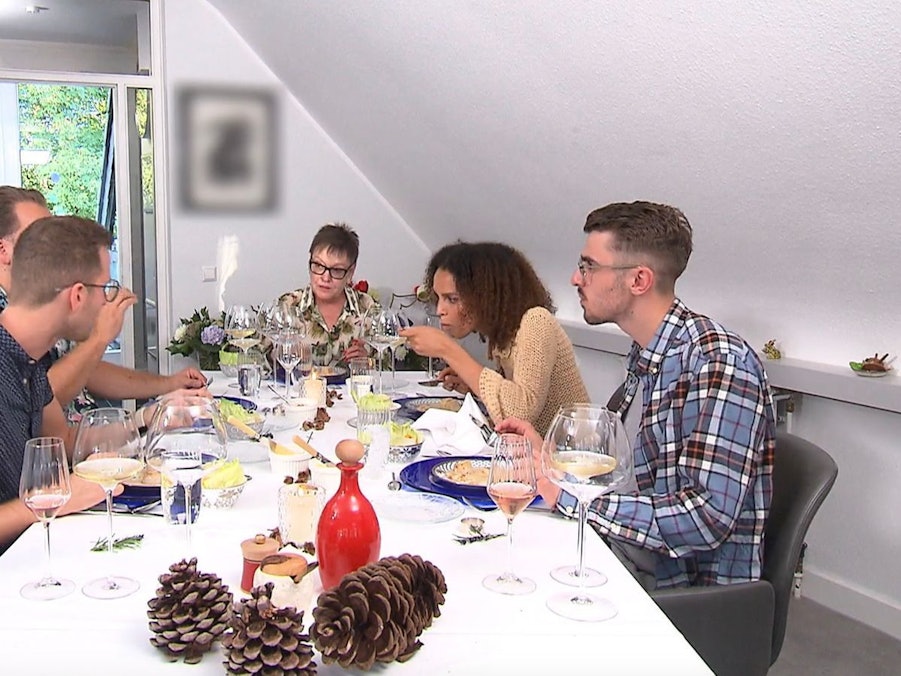 An Tag 2 trifft sich die Aachener „Dinner“-Runde bei Alida (68). (Bild: RTL)