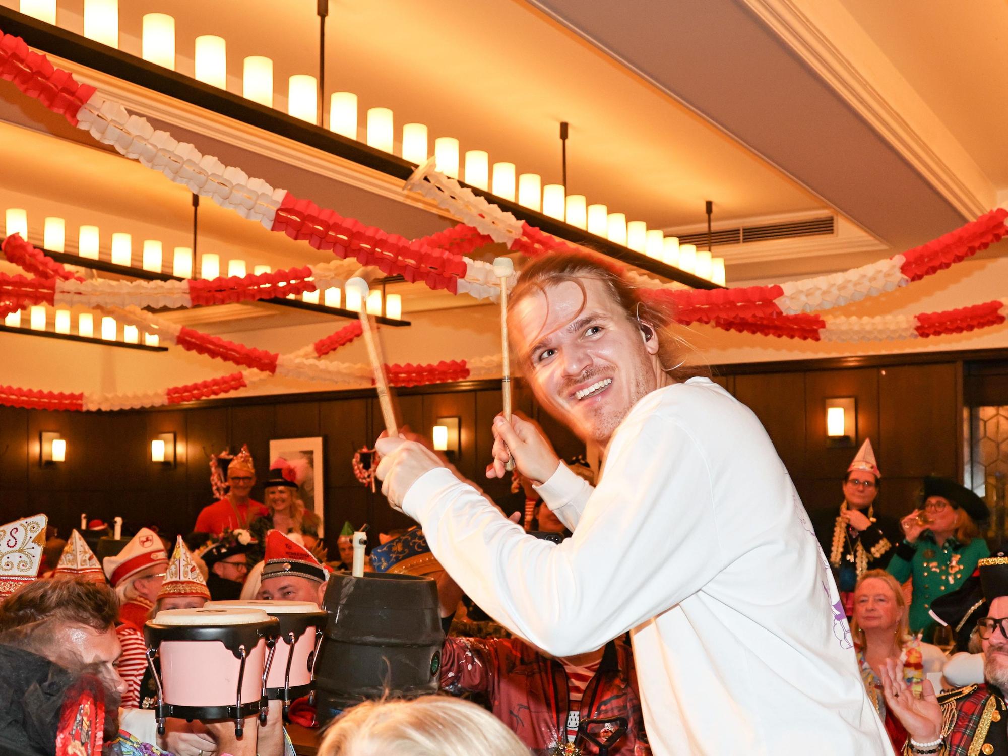 Fabian Pezl an den Bongos.