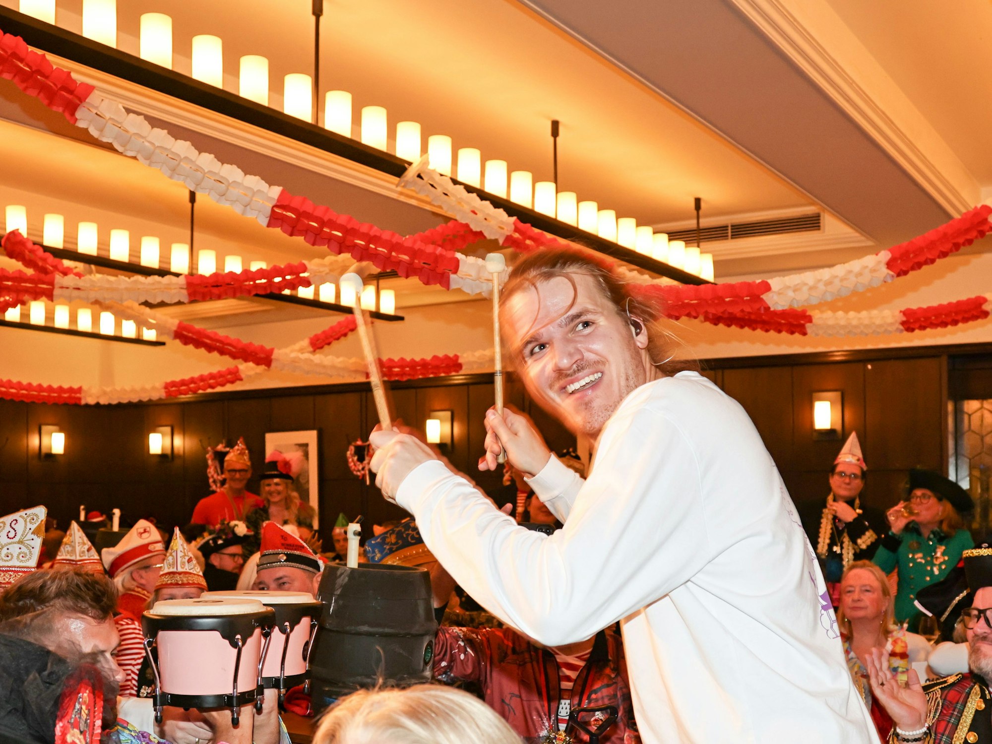 Fabian Pezl an den Bongos.