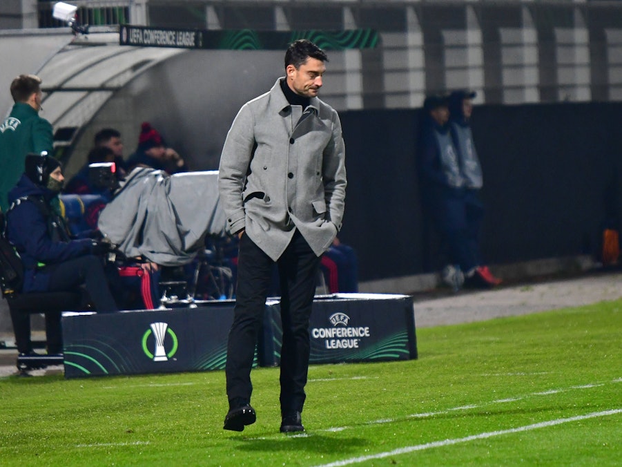 Albert Riera steht an der Seitenlinie.