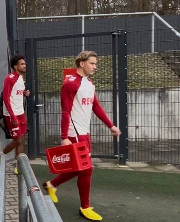 Schmied, Niang und Schenten gehen auf den Trainingsplatz des 1. FC Köln.