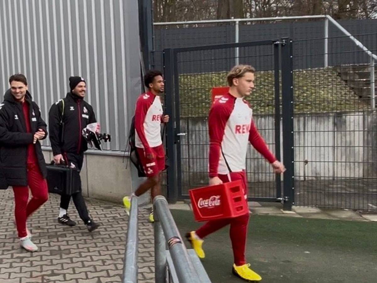 Schmied, Niang und Schenten gehen auf den Trainingsplatz des 1. FC Köln.