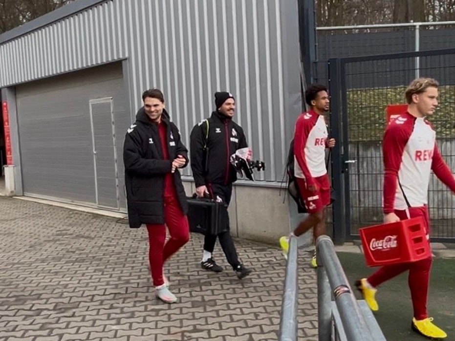 Schmied, Niang und Schenten gehen auf den Trainingsplatz des 1. FC Köln.