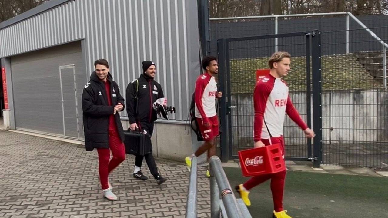 Schmied, Niang und Schenten gehen auf den Trainingsplatz des 1. FC Köln.