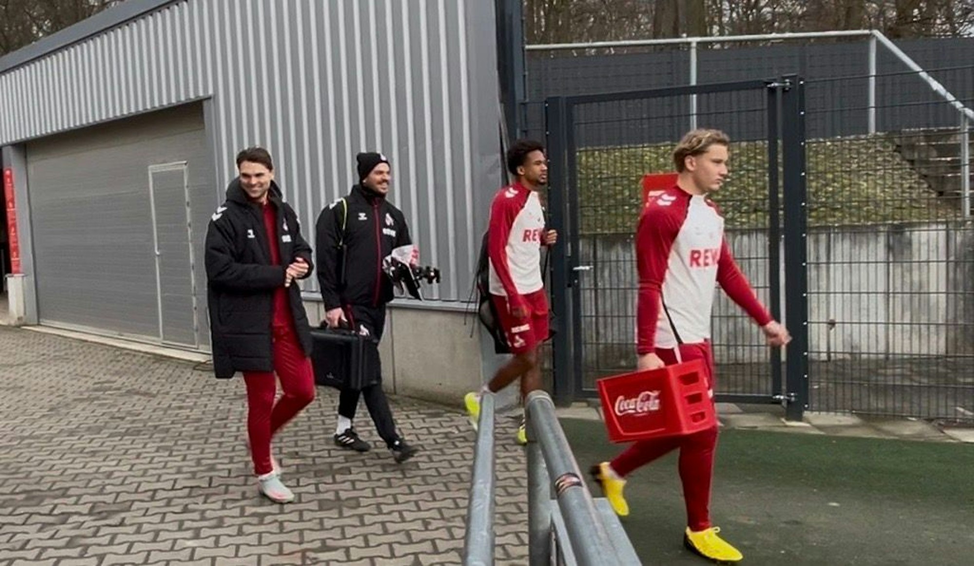 Die FC-Profis gehen auf den Platz im Franz-Kremer-Stadion.